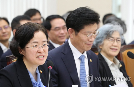 조성욱 공정거래위원장(왼쪽 첫번째)이 18일 국회에서 열린 정무위 국정감사에 출석, 의원들의 질의에 답변하고 있다.  연합뉴스